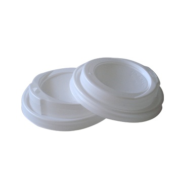 Duas tampas brancas para copos descartáveis em plástico