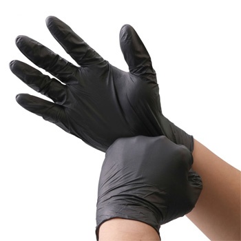 Par de luvas descartáveis pretas ajustadas em duas mãos