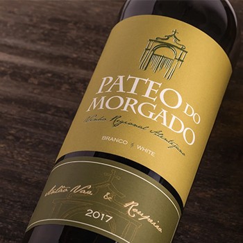 Garrafa de vinho branco PATEO DO MORGADO com rótulo amarelo e verde