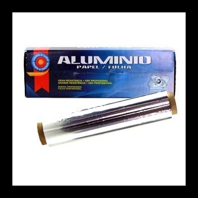 Rolo de alumínio com embalagem azul e texto em português