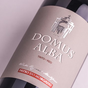 Garrafas de vinho tinto Domus Alba com rótulos bege e vermelho