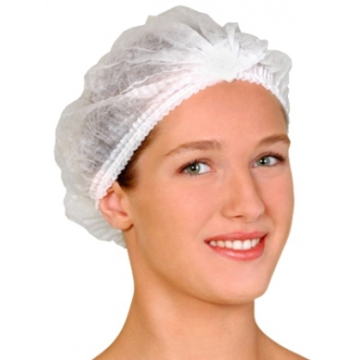 Pessoa a usar touca descartável branca fina e translúcida