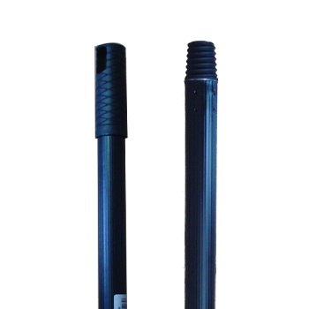 Varas pretas de metal com tampa e rosca em fundo branco