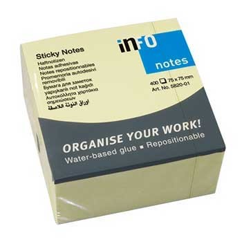 Bloco de notas autoadesivas amarelas em embalagem azul e bege