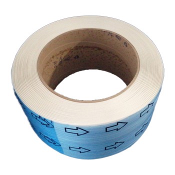 Rolo de fita adesiva branca com setas pretas e interior de cartão