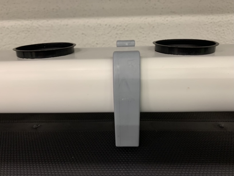 Cesto Rede 5,5 cm Suporte branco com grampo cinza e peças pretas nas extremidades