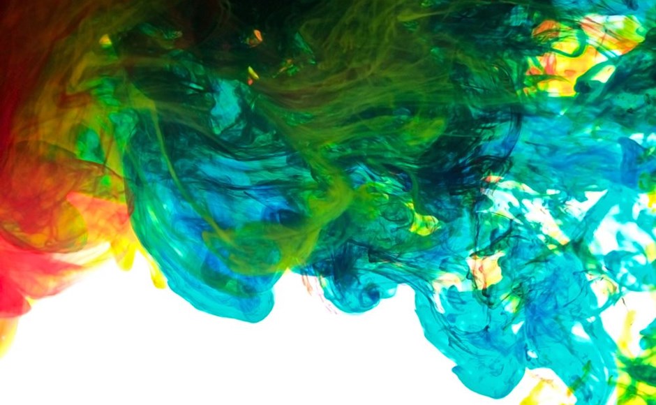 Tinta colorida em líquido transparente num fundo branco