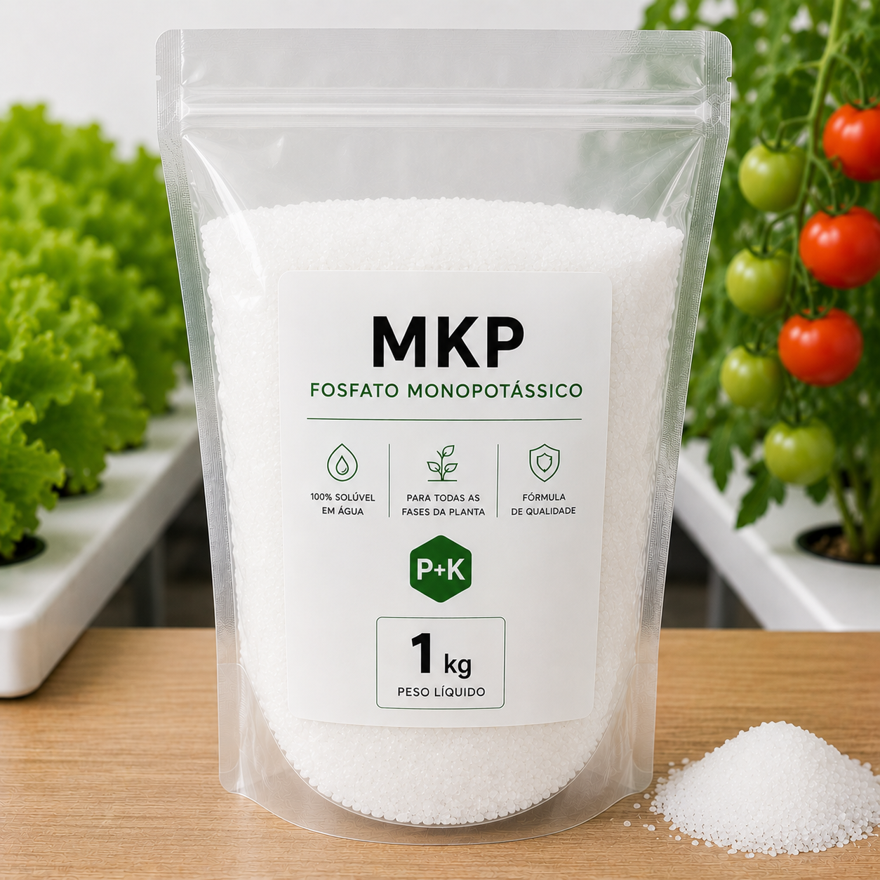 MKP Fosfato Monopotássico 1kg Saco transparente com fosfato monopotássico MKP em grânulos brancos sobre bancada com alfaces e tomates ao fundo