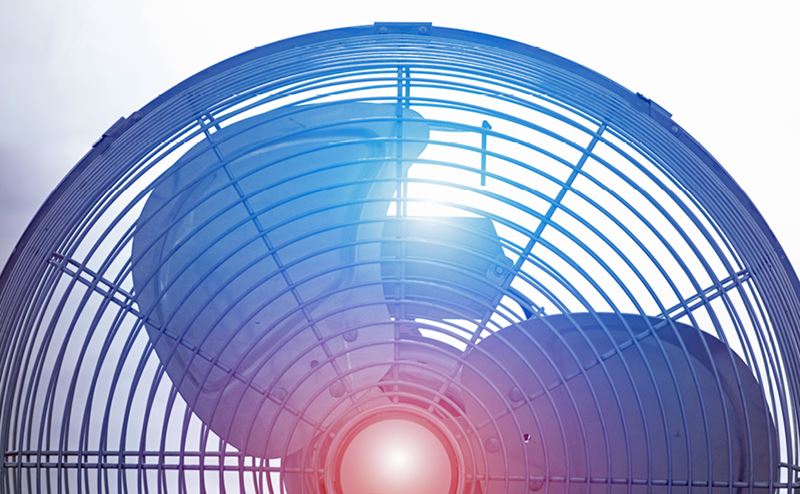 Ventoinha azul com proteção metálica circular e luz brilhante ao fundo