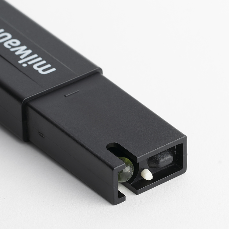 Medidor pH 600 Dispositivo preto com abertura frontal contendo esfera branca e lente de vidro