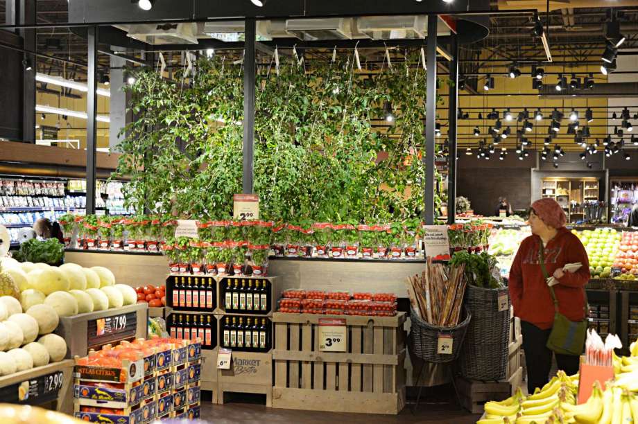 supermercado com produtos agrícolas e preços visíveis