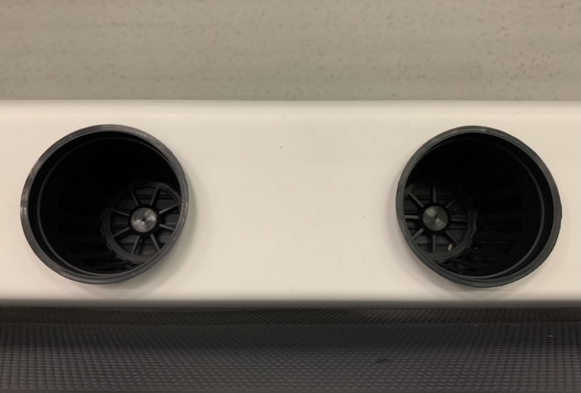 Cesto Rede 5,5 cm Equipamento branco com dois bocais circulares pretos para ventilação