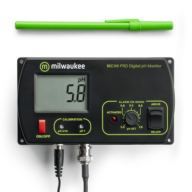 Medidor contínuo pH MC110 Monitor digital de pH preto Milwaukee MC110 PRO com display e botões, caneta verde ao lado