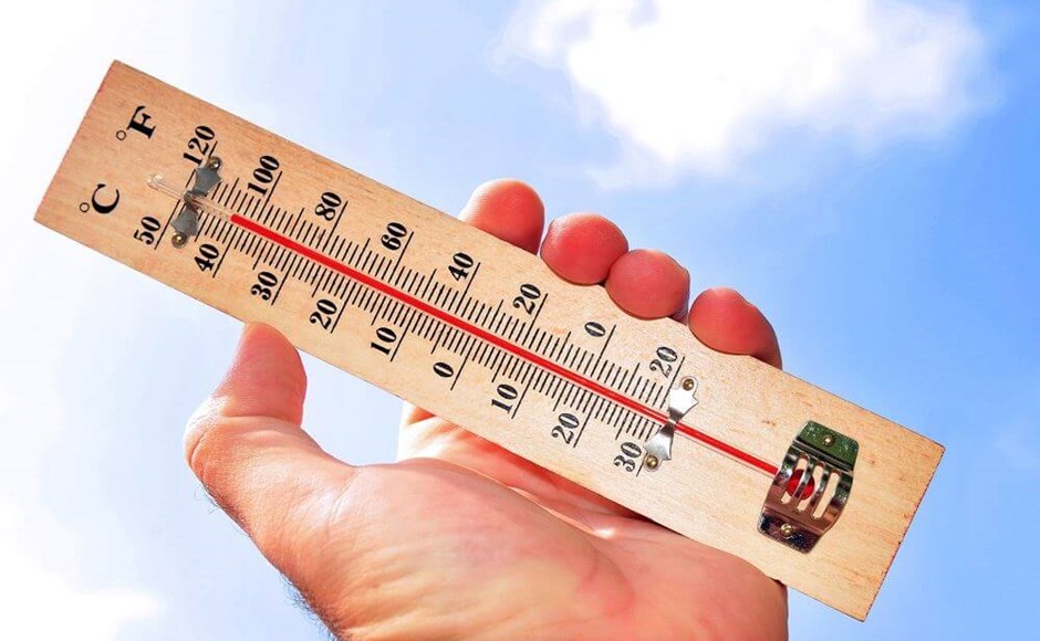 Termómetro de madeira com escala em Celsius e Fahrenheit
