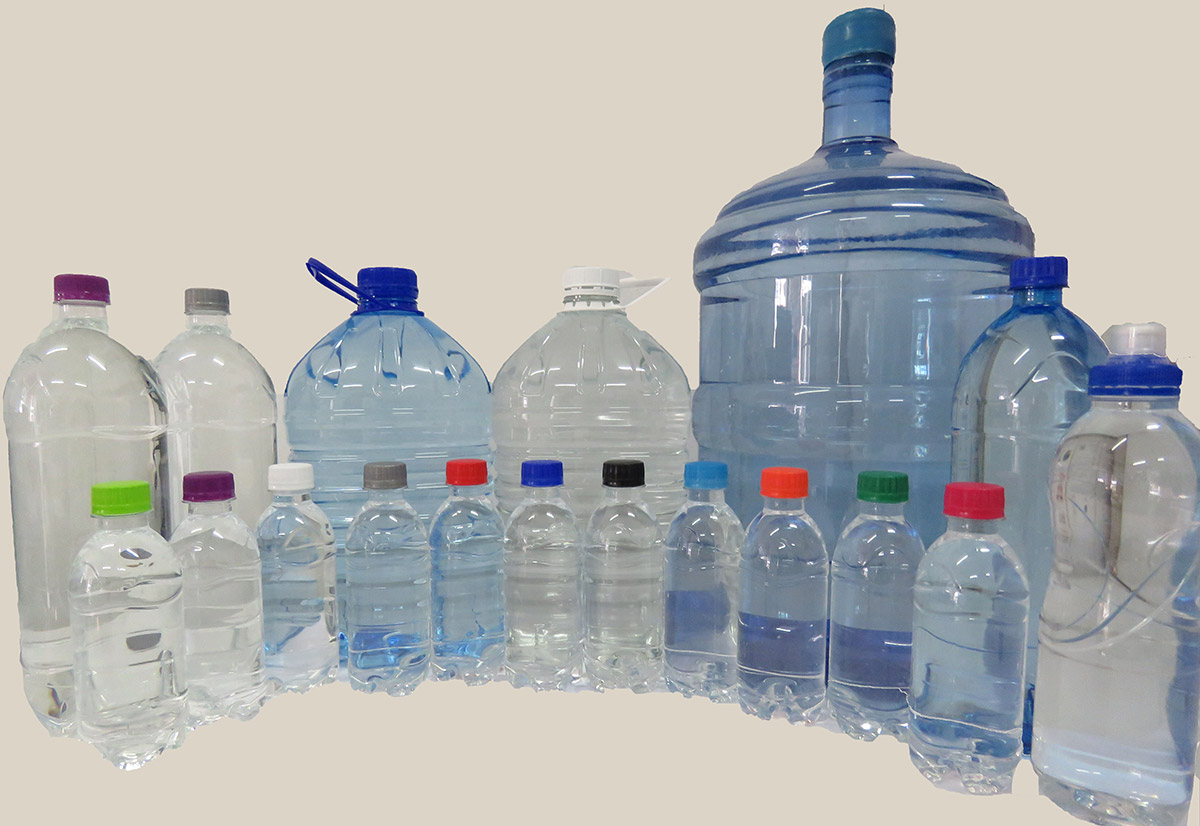 Várias garrafas de água plásticas transparentes em diferentes tamanhos e tampas coloridas