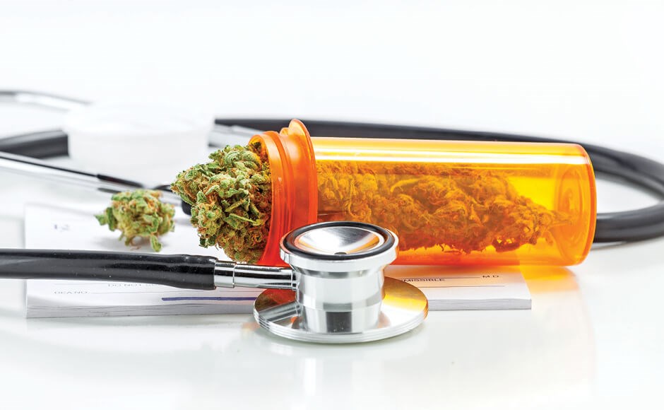 Frasco de medicamento com cannabis seca e estetoscópio