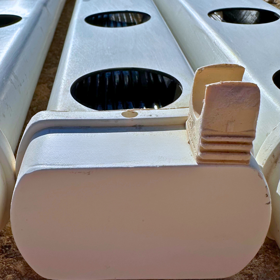 1.7 metros Perfil Produção (80 mm) com Tampão - 2 mão Radiador branco metálico com aberturas ovais e textura lisa