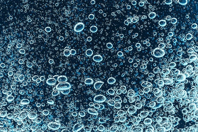 Bolhas de ar transparentes em líquido escuro com várias texturas