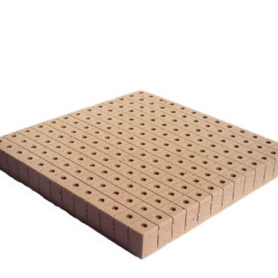 Conjunto de blocos castanhos claros com buracos circulares em fundo branco