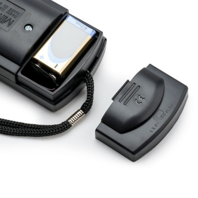 Dispositivo eletrônico preto com pilha 9V VARTA e cordão preto