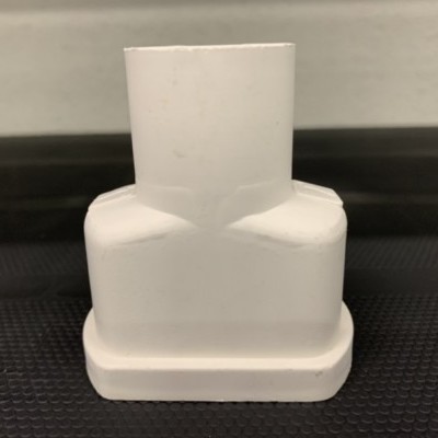 Conector de tubo branco em superfície preta