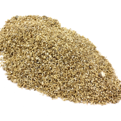 Vermiculita granular bege sobre um fundo branco