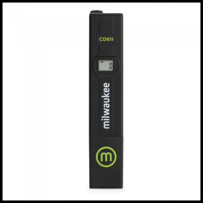 Medidor digital portátil preto Milwaukee modelo CD611 com visor digital