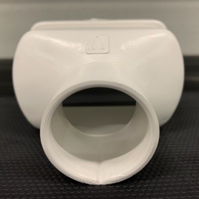 Adaptador plástico branco com símbolo de líquido