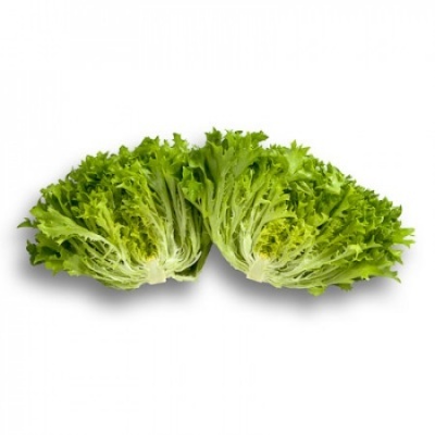 Alface frisada cortada ao meio com folhas verdes claras