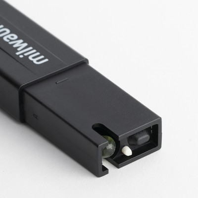 Dispositivo preto com abertura frontal contendo esfera branca e lente de vidro