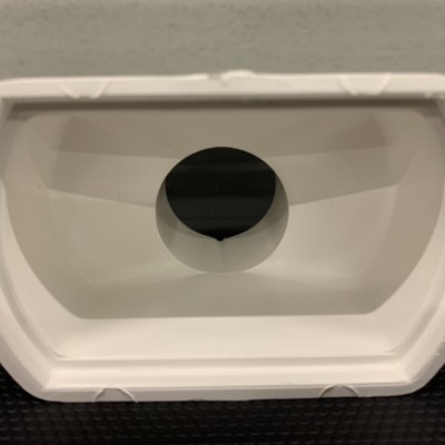 Recipiente plástico branco com abertura circular