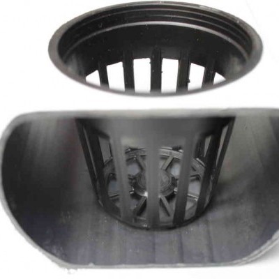 Filtro ou cesta de plástico preta dentro de tubo de plástico preto oval