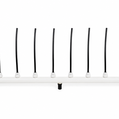 Coletor plástico branco com tubos pretos em fundo branco