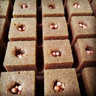 Cubos de espuma castanha com sementes pequenas no centro