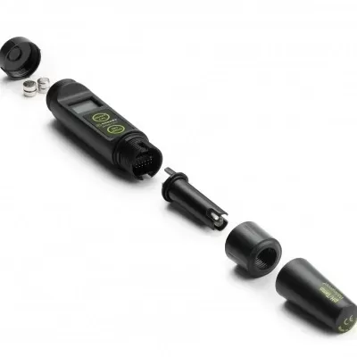 Medidor digital preto desmontado com peças sobre fundo branco