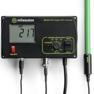 Controlador digital ORP Milwaukee MC510 PRO preto com visor a mostrar 217 mV e sonda verde