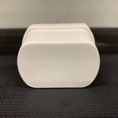 Dois blocos retangulares brancos empilhados sobre superfície preta texturada