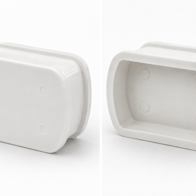 Dois moldes de silicone brancos, retangulares, um virado para baixo e outro para cima