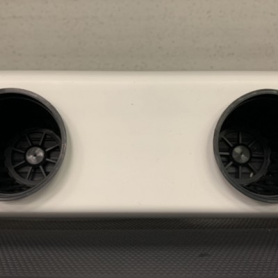 Equipamento branco com dois bocais circulares pretos para ventilação