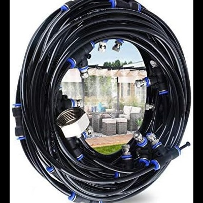 Mangueira de rega preta com conexões e móveis de jardim ao fundo