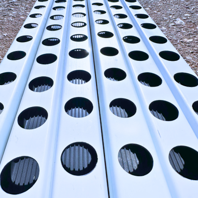 Placas brancas com furos circulares pretos e textura estriada