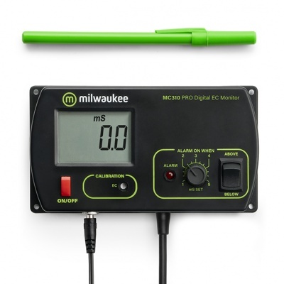 Medidor digital Milwaukee MC310 PRO Digital EC Monitor ao lado de uma caneta verde