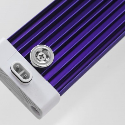 Objeto metálico roxo com extremidade de plástico branco e interruptor