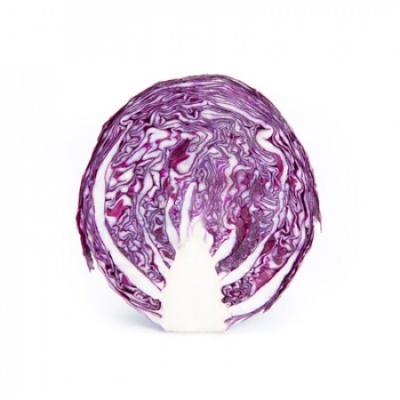 Metade de couve roxa cortada ao meio com folhas roxas e veias brancas