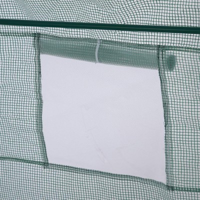 Rede verde com corte quadrado numa estrutura metálica verde