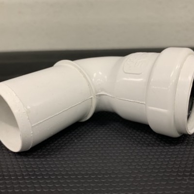 Conector de ângulo em tubo de PVC branco