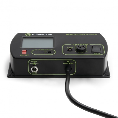 Equipamento digital Milwaukee MC510 PRO para monitorização de condutividade elétrica com visor e botões