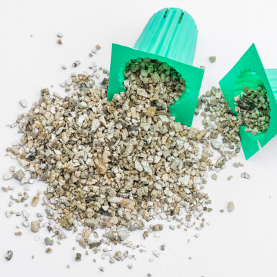 Copos verdes com substrato para plantas derramado