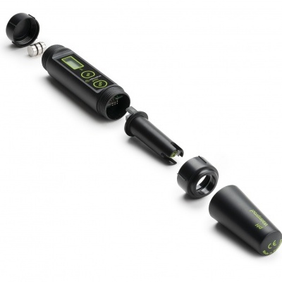 Dispositivo de medição digital portátil preto desmontado em fundo branco