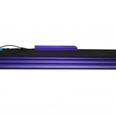 Luz LED para cultivo com estrutura retangular preta e barras roxas